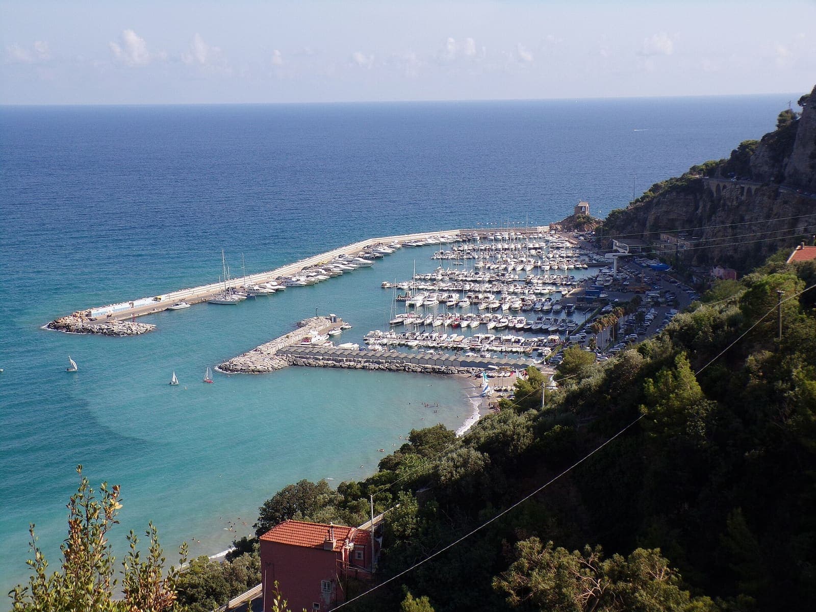 Vista dall'alto del porto Luca Ferrari di Alassio