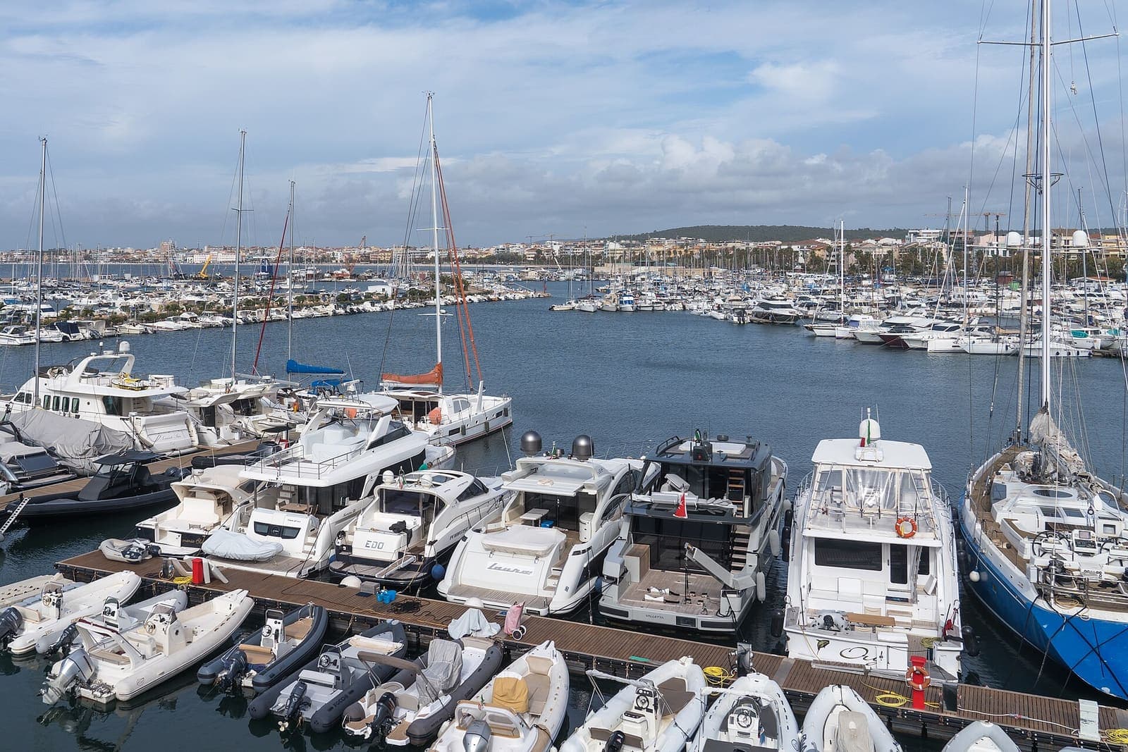 Yachten im Hafen von Alghero unter den historischen Mauern