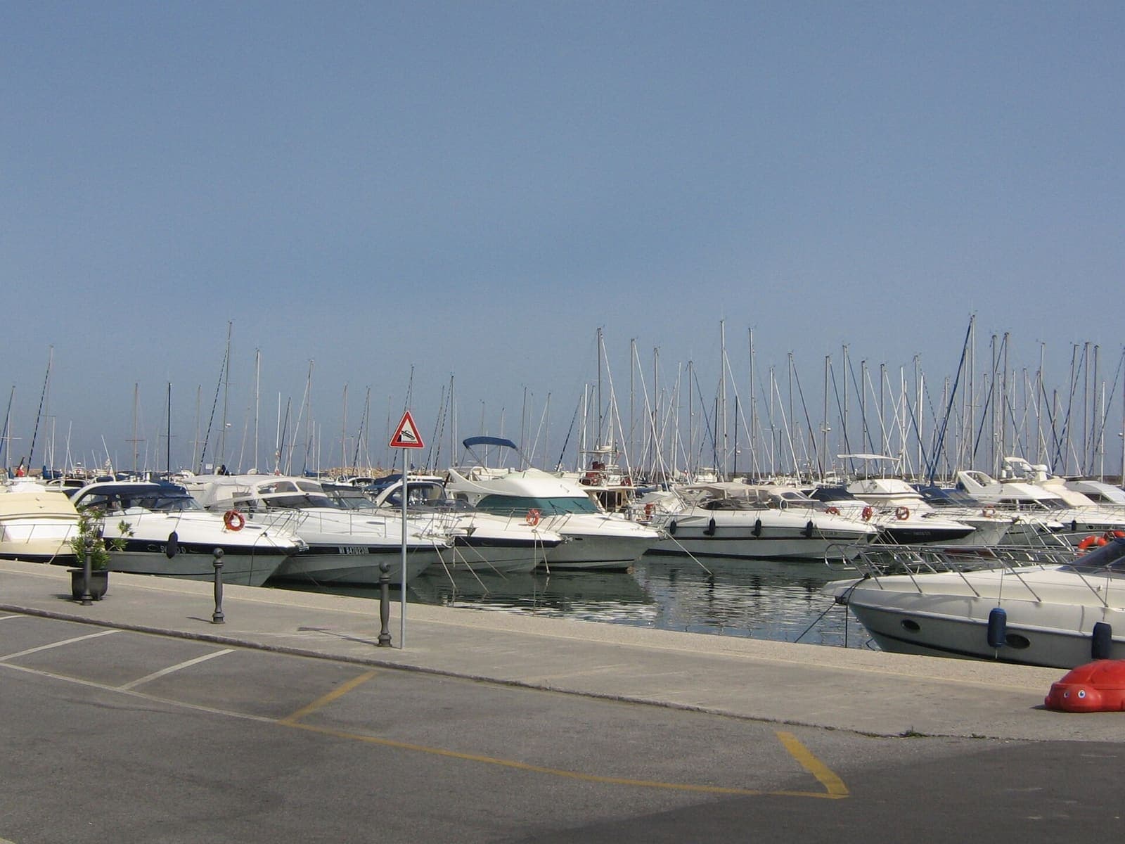 Segel- und Motorboote im Hafen von Andora