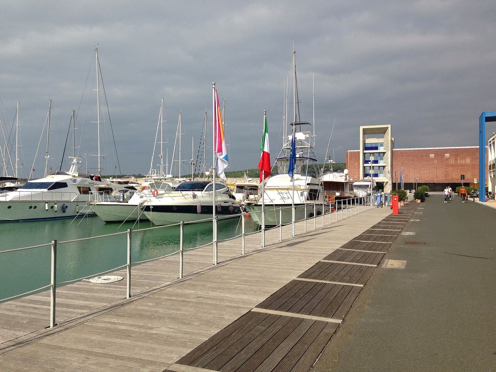 Steg und festgemachte Yachten in Marina Cala de' Medici