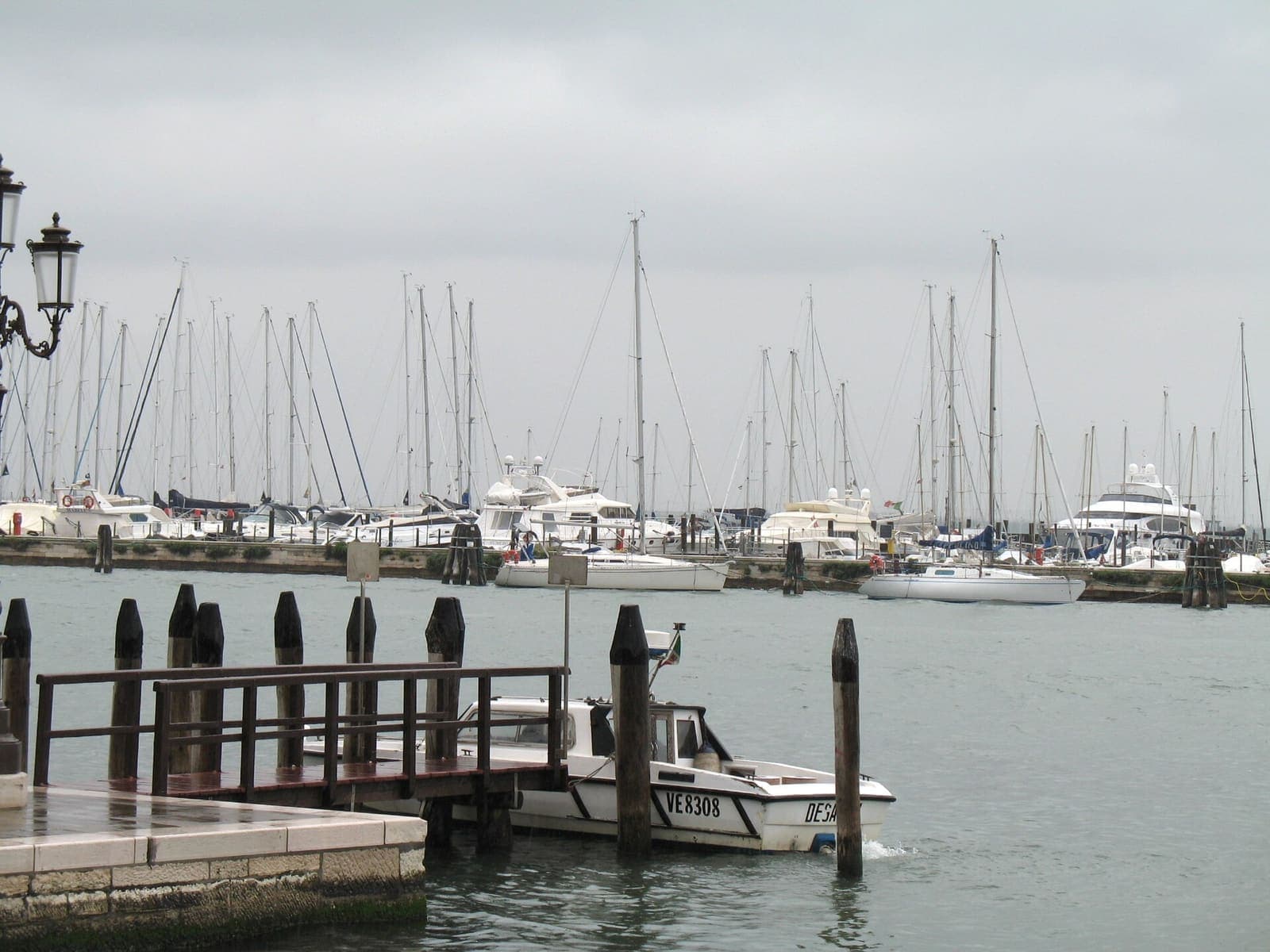 Barche a vela ormeggiate nel porto turistico di Chioggia