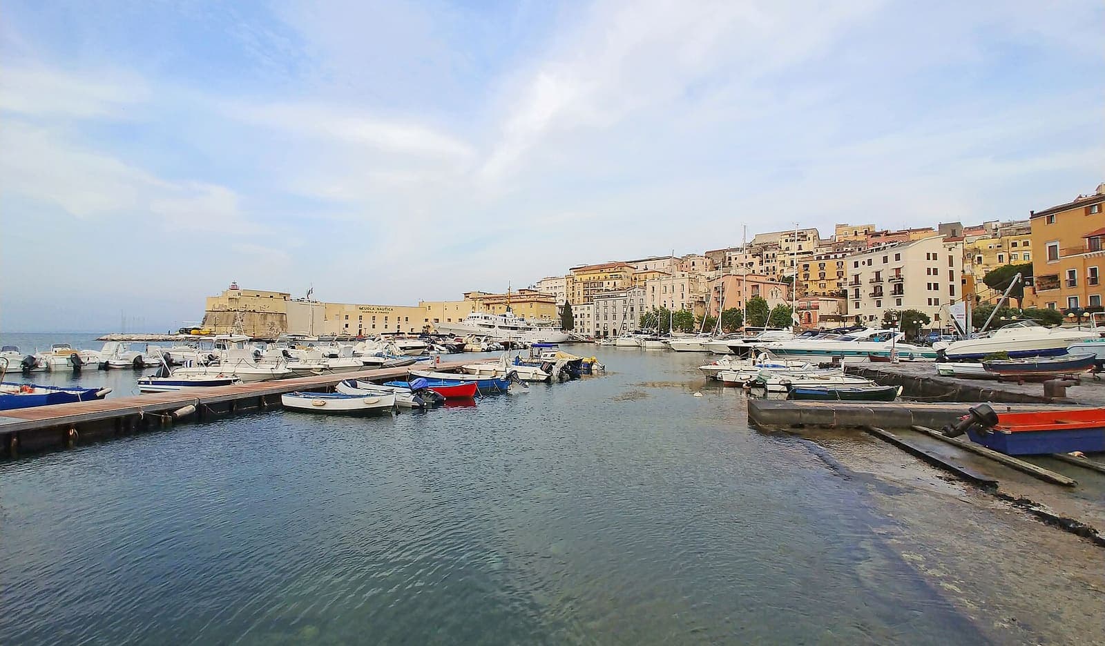 Il porto di Santa Maria a Gaeta con le barche ormeggiate e la città