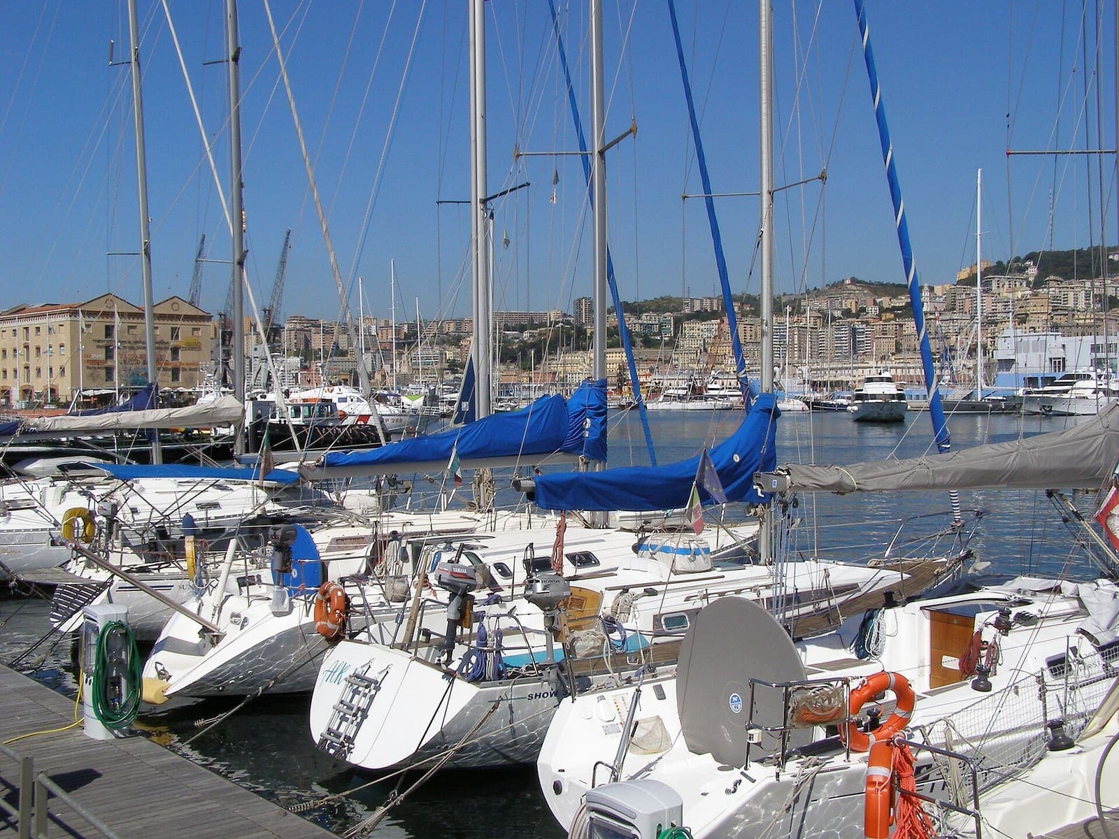 Segelboote in der Marina des Porto Antico von Genova