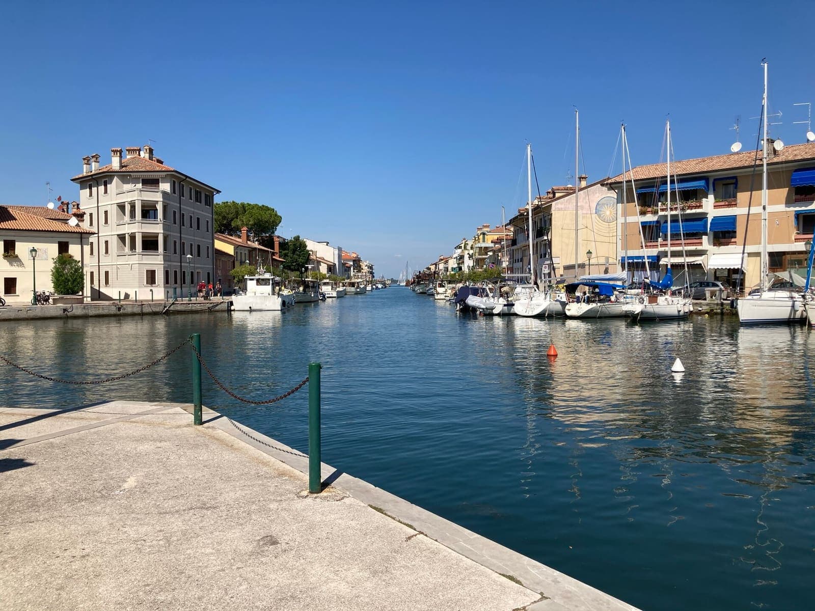 Boote in Grado zwischen Lagune und Meer