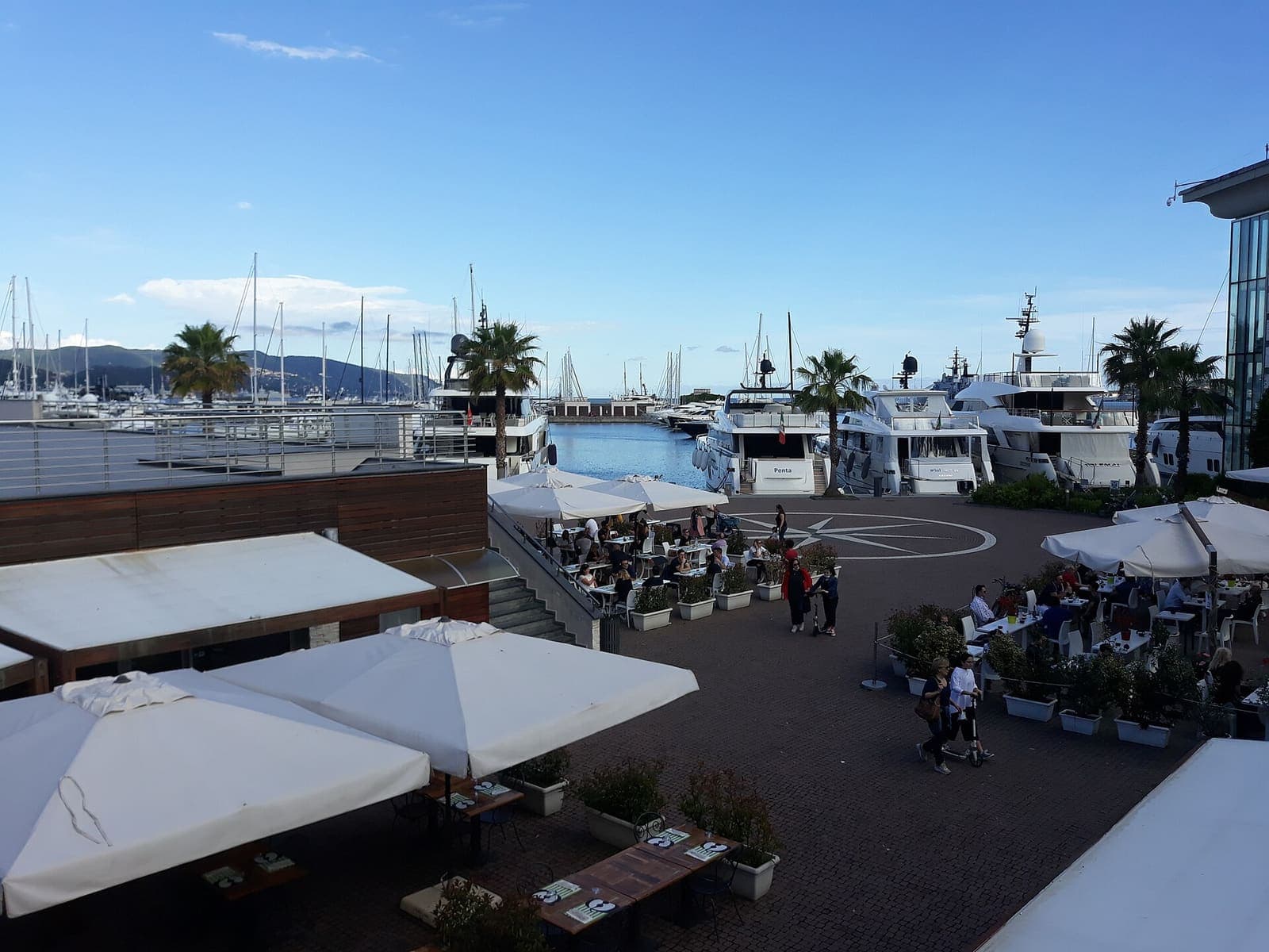 Yates amarrados en Porto Mirabello, La Spezia