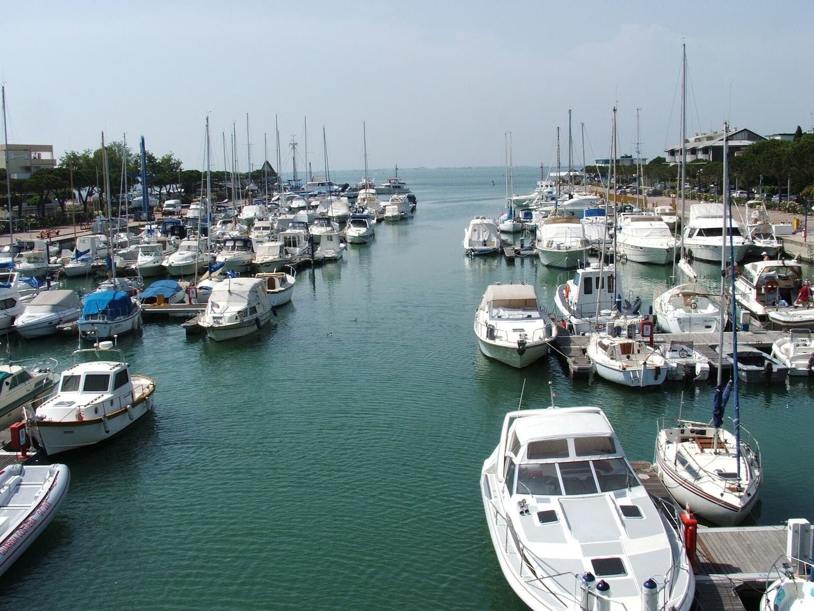 Boote in den Yachthäfen von Lignano