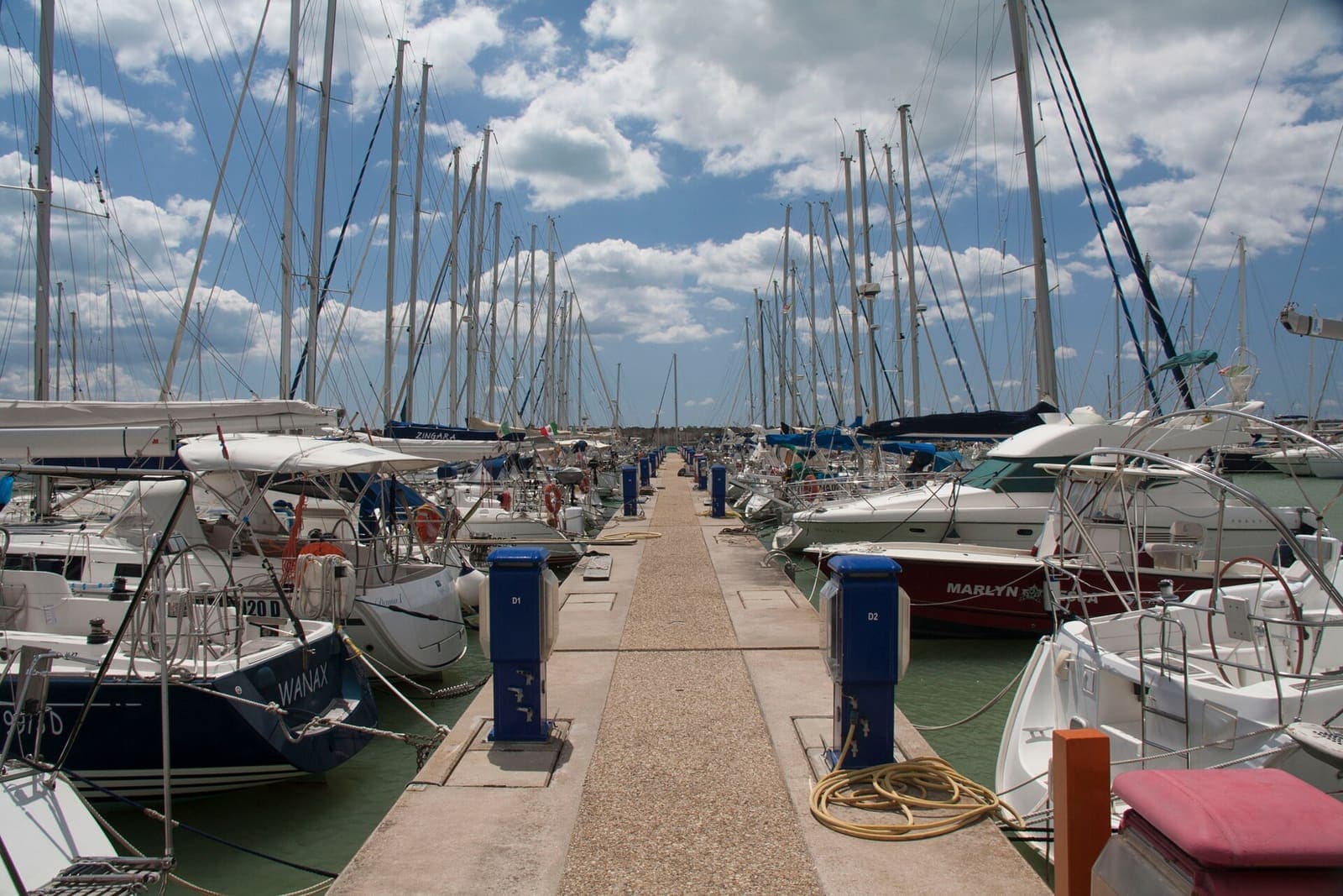 Segel- und Motorboote im Porto Turistico di Roma in Ostia