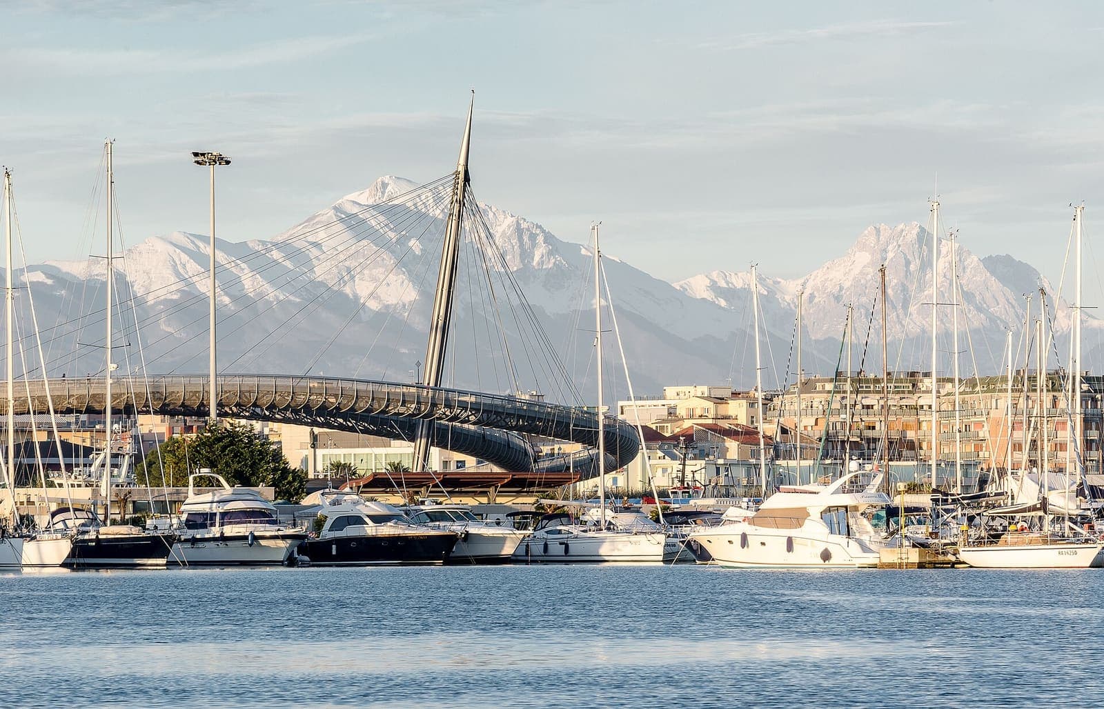 Yachten in Marina di Pescara mit Bergen im Hintergrund