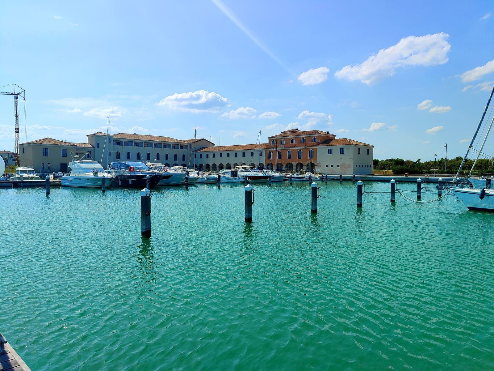 Pontili e yacht nel porto turistico di Policoro
