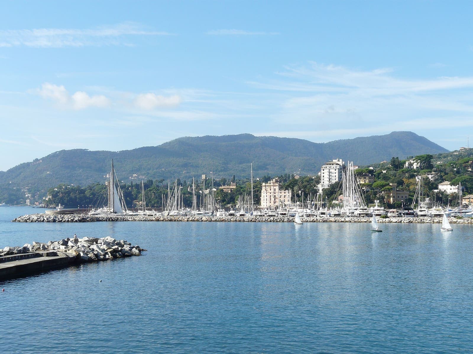 Porto Carlo Riva in Rapallo mit den Hügeln des Tigullio