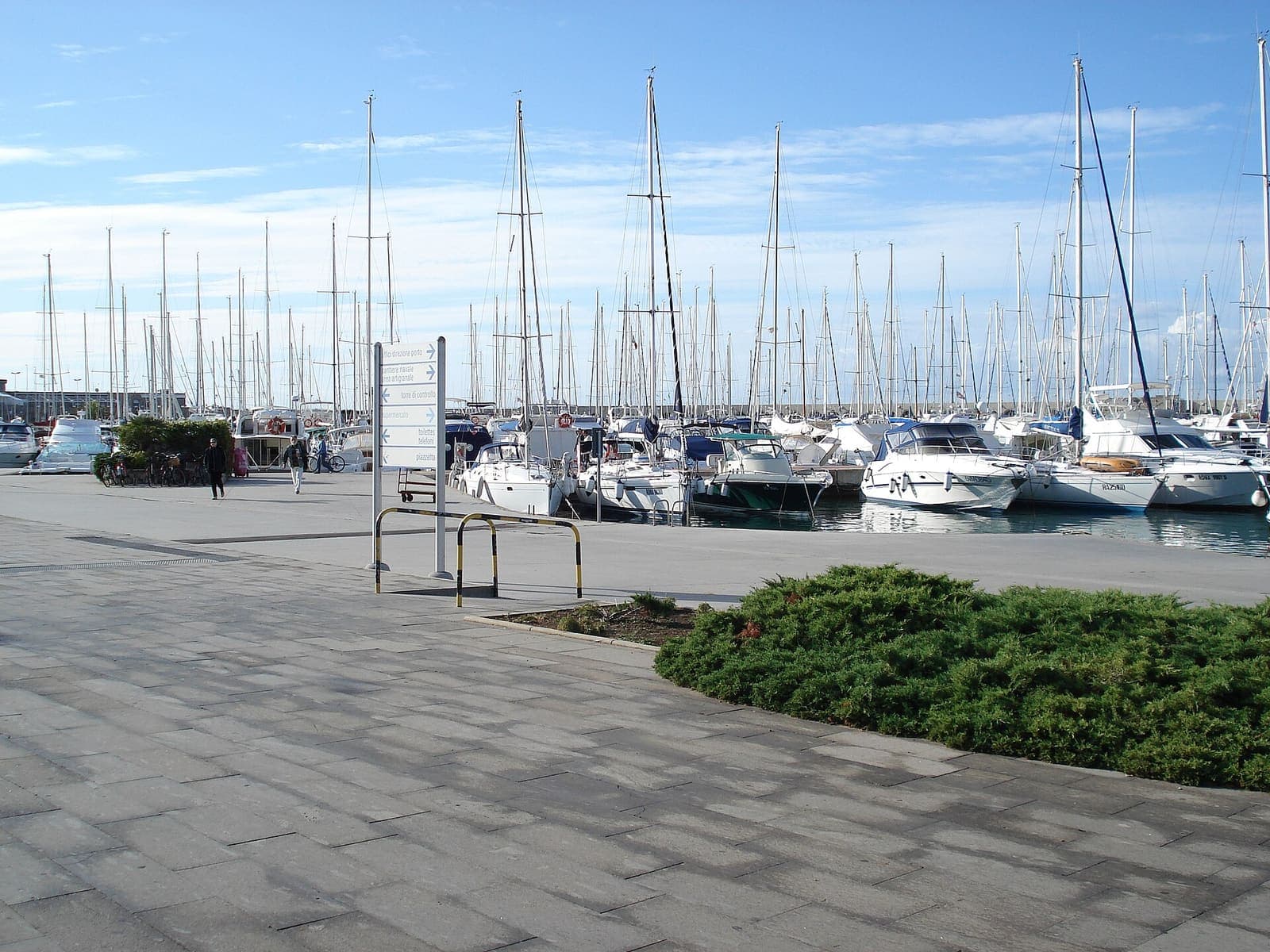Segel- und Motorboote im Hafen Riva di Traiano