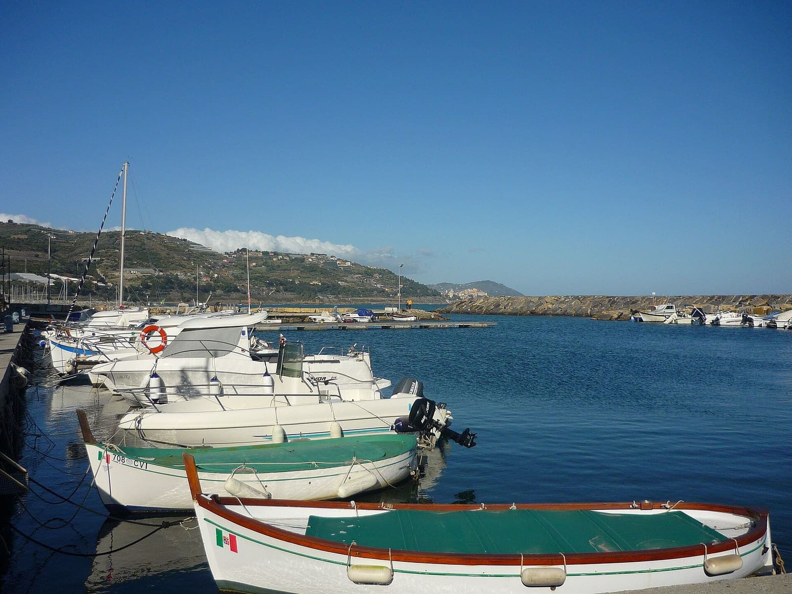 Barche ormeggiate nel porto di San Lorenzo al Mare