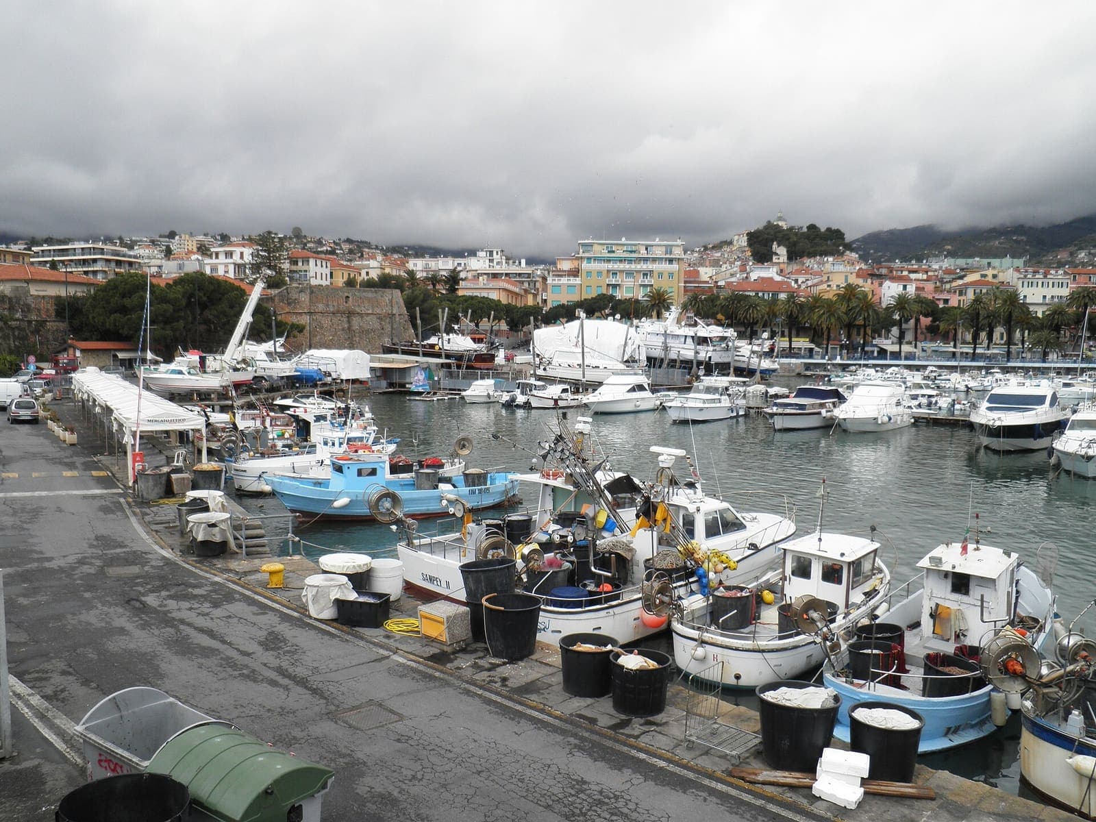 Barche ormeggiate nel porto di Sanremo con la città sullo sfondo