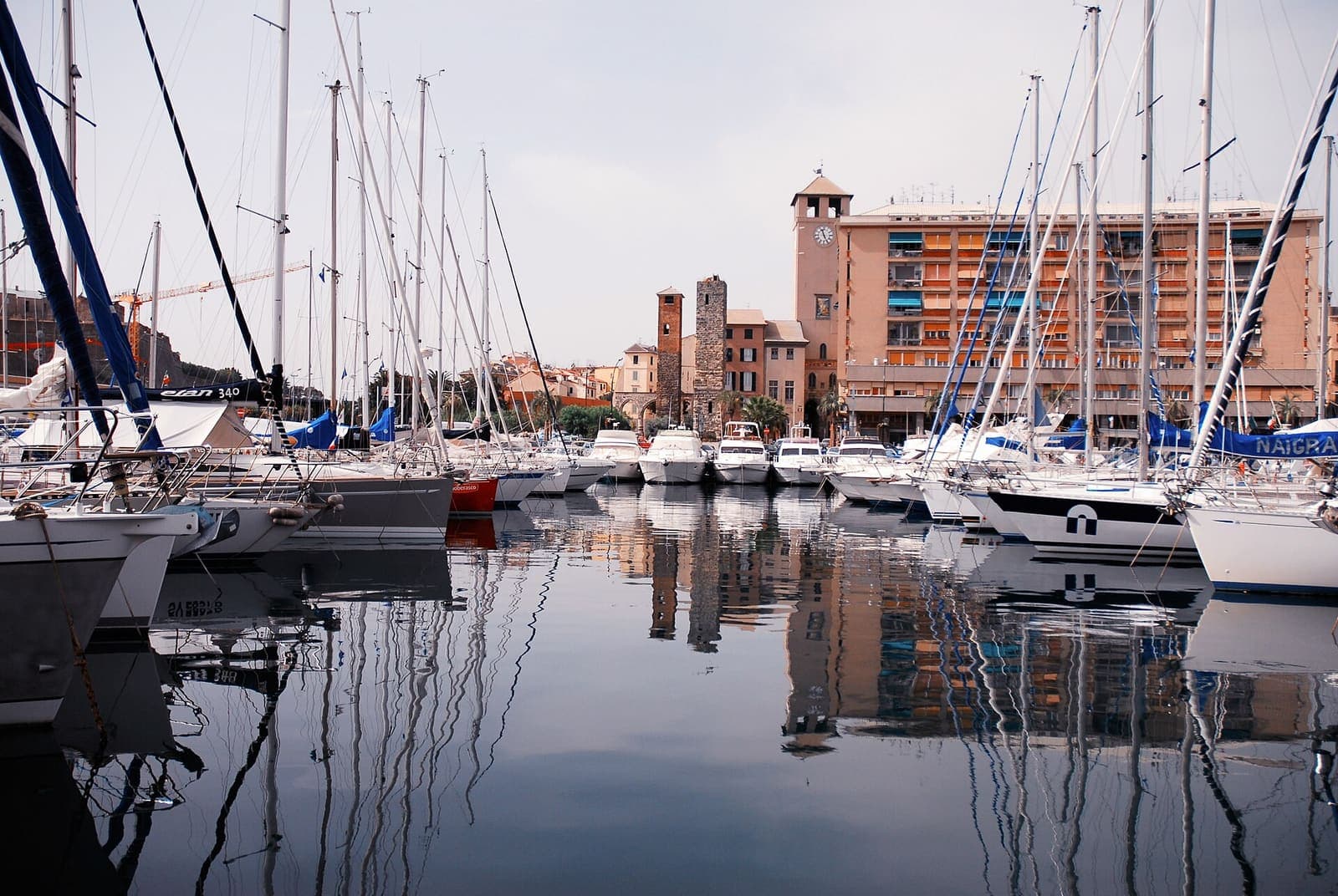 Segelboote in der Vecchia Darsena von Savona mit Torre Leon Pancaldo