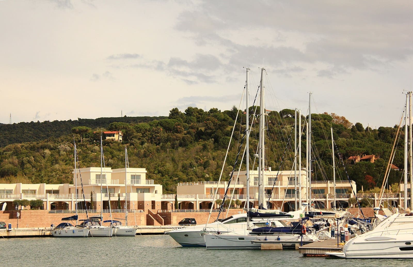 Barche a vela e a motore ormeggiate nella Marina di Scarlino