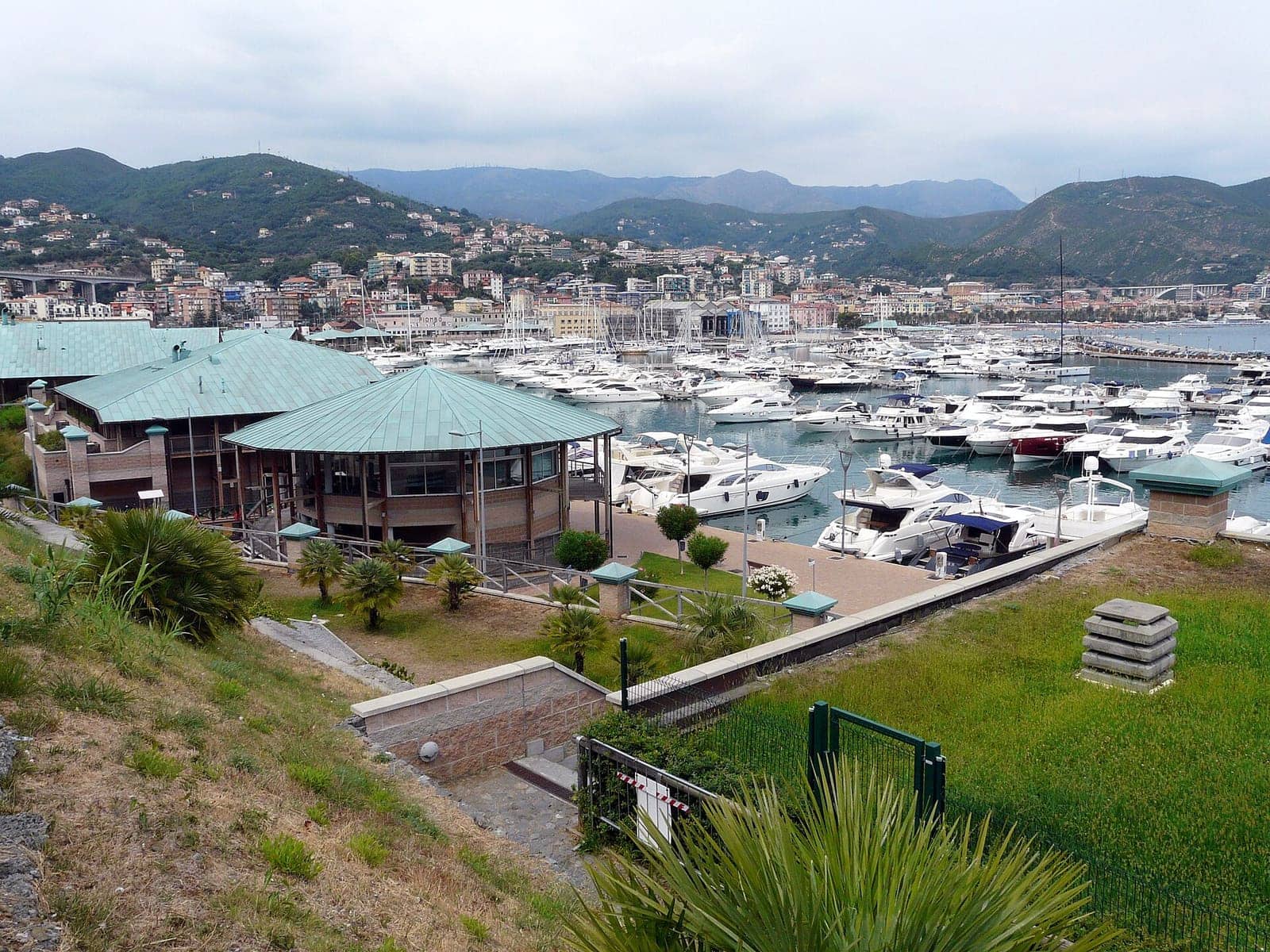 Yachten in Marina di Varazze mit Hügeln im Hintergrund